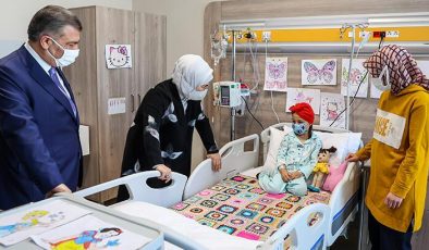 Emine Erdoğan’dan kanser hastası çocuklara moral ziyareti